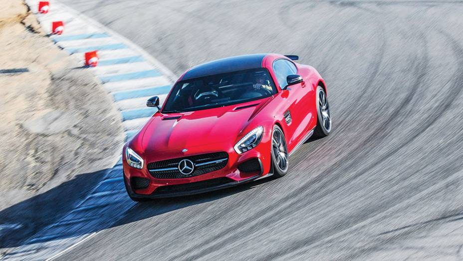 Motorista se sente seguro até nas curvas mais radicais, como a Saca-rolhas, em Laguna Seca | <a href="https://beta-develop.quatrorodas.abril.com.br/carros/impressoes/mercedes-benz-amg-gt-822120.shtml" target="_blank" rel="migration">Leia mais</a>