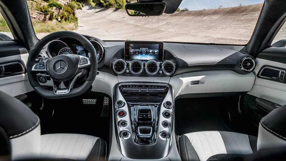 O console reúne o botão de partida e o mouse da central multimídia (LCD) | <a href="https://beta-develop.quatrorodas.abril.com.br/carros/impressoes/mercedes-benz-amg-gt-822120.shtml" target="_blank" rel="migration">Leia mais</a>