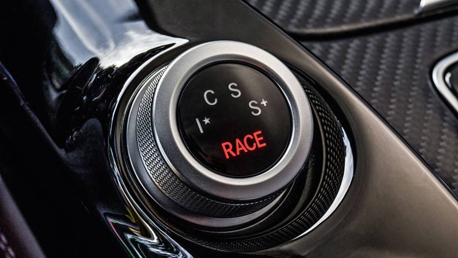 Seletor de comportamento dinâmico | <a href="https://beta-develop.quatrorodas.abril.com.br/carros/impressoes/mercedes-benz-amg-gt-822120.shtml" target="_blank" rel="migration">Leia mais</a> Seletor de comportamento dinâmico | <a href="https://beta-develop.quatrorodas.abril.com.br/carros/impressoes/mercedes-benz-amg-gt-822120.shtml" target="_blank" rel="migration">Leia mais</a>