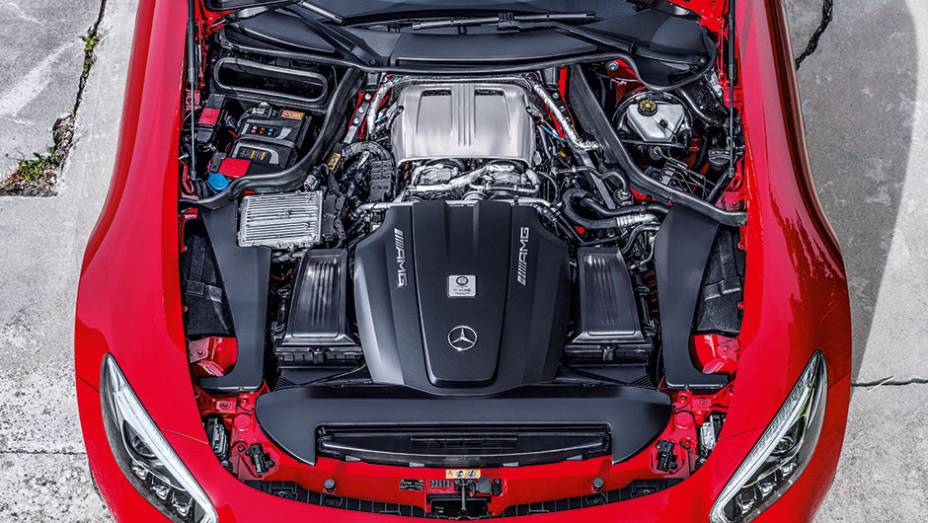 Motor V8 ocupa todo espaço na parte dianteira da carroceria | <a href="https://beta-develop.quatrorodas.abril.com.br/carros/impressoes/mercedes-benz-amg-gt-822120.shtml" target="_blank" rel="migration">Leia mais</a>