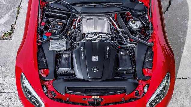 Motor V8 ocupa todo espaço na parte dianteira da carroceria | <a href="https://beta-develop.quatrorodas.abril.com.br/carros/impressoes/mercedes-benz-amg-gt-822120.shtml" target="_blank" rel="migration">Leia mais</a> Motor V8 ocupa todo espaço na parte dianteira da carroceria | <a href="https://beta-develop.quatrorodas.abril.com.br/carros/impressoes/mercedes-benz-amg-gt-822120.shtml" target="_blank" rel="migration">Leia mais</a>