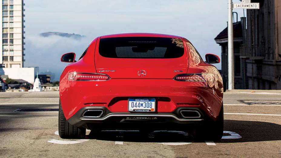 Na traseira, sobra espaço para o porta-malas com capacidade de 350 litros | <a href="https://beta-develop.quatrorodas.abril.com.br/carros/impressoes/mercedes-benz-amg-gt-822120.shtml" target="_blank" rel="migration">Leia mais</a> Na traseira, sobra espaço para o porta-malas com capacidade de 350 litros | <a href="https://beta-develop.quatrorodas.abril.com.br/carros/impressoes/mercedes-benz-amg-gt-822120.shtml" target="_blank" rel="migration">Leia mais</a>
