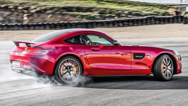 No modo Race, ESP permite derrapagens controladas | <a href="https://beta-develop.quatrorodas.abril.com.br/carros/impressoes/mercedes-benz-amg-gt-822120.shtml" target="_blank" rel="migration">Leia mais</a> No modo Race, ESP permite derrapagens controladas | <a href="https://beta-develop.quatrorodas.abril.com.br/carros/impressoes/mercedes-benz-amg-gt-822120.shtml" target="_blank" rel="migration">Leia mais</a>