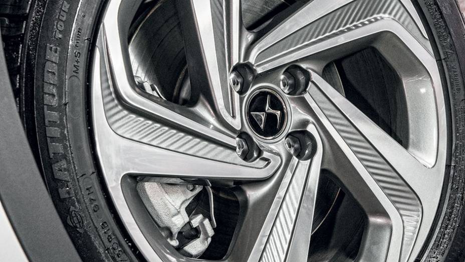 Rodas s&atilde;o de 18 polegadas | <a href="https://beta-develop.quatrorodas.abril.com.br/carros/impressoes/citroen-ds6-822020.shtml" target="_blank" rel="migration">Leia mais</a>