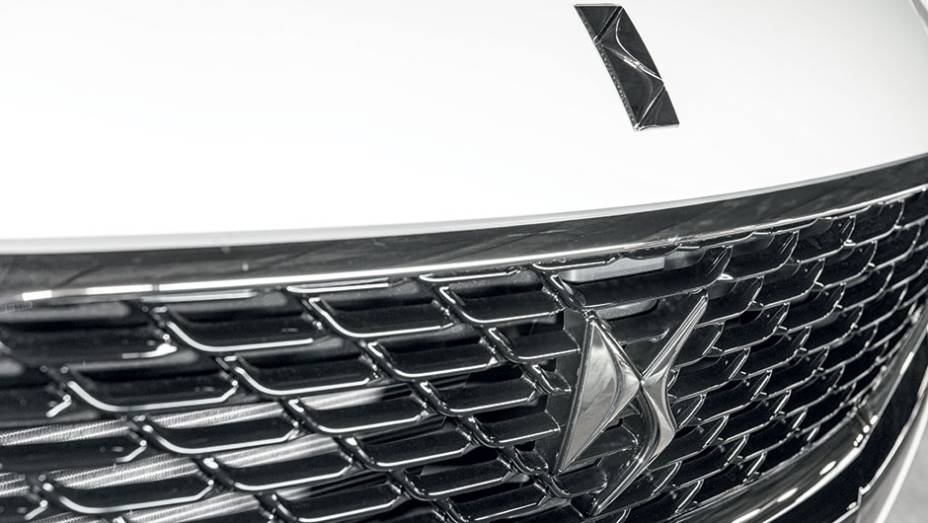 DS6 &eacute; o primeiro a ter o emblema DS na grade do radiador | <a href="https://beta-develop.quatrorodas.abril.com.br/carros/impressoes/citroen-ds6-822020.shtml" target="_blank" rel="migration">Leia mais</a>