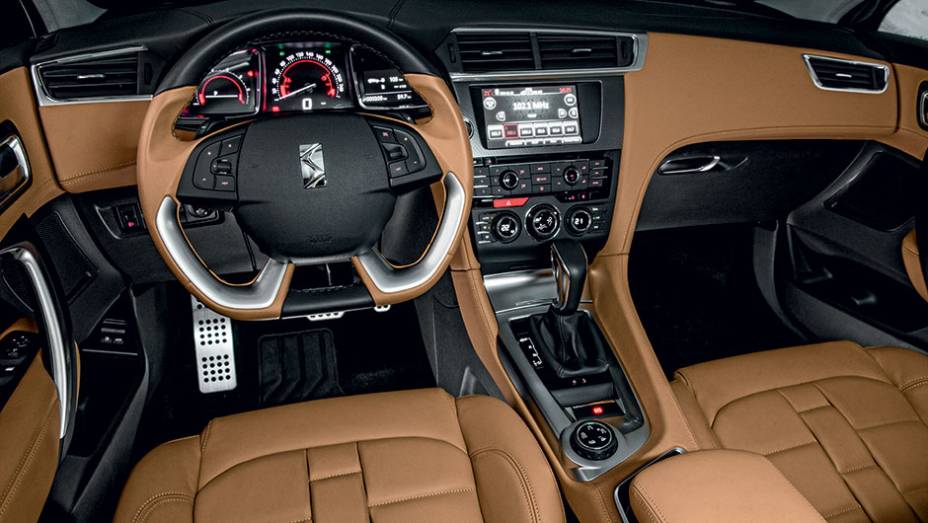 Painel repleto de bot&otilde;es &eacute; t&iacute;pico da linha DS | <a href="https://beta-develop.quatrorodas.abril.com.br/carros/impressoes/citroen-ds6-822020.shtml" target="_blank" rel="migration">Leia mais</a>