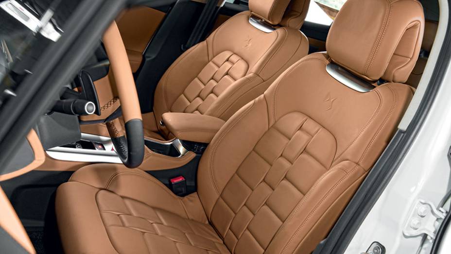 Tom caramelo n&atilde;o vir&aacute; para o Brasil. Aqui, o acabamento ser&aacute; de tons escuros | <a href="https://beta-develop.quatrorodas.abril.com.br/carros/impressoes/citroen-ds6-822020.shtml" target="_blank" rel="migration">Leia mais</a>