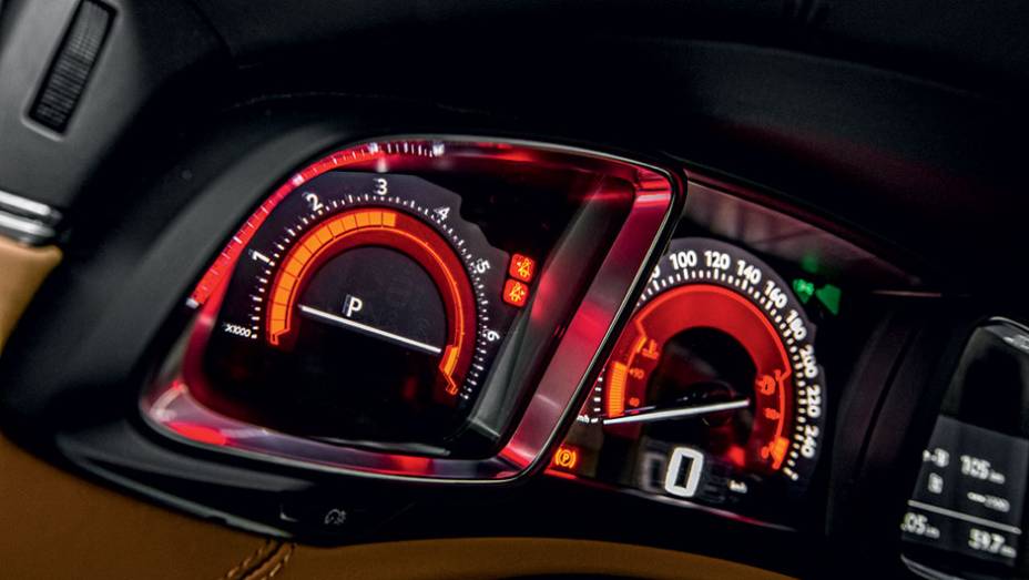 Painel digital pode ser configurado | <a href="https://beta-develop.quatrorodas.abril.com.br/carros/impressoes/citroen-ds6-822020.shtml" target="_blank" rel="migration">Leia mais</a>