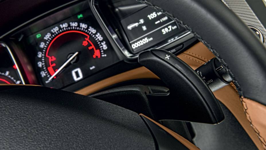 Paddle-shifts fazem as trocas de marcha | <a href="https://beta-develop.quatrorodas.abril.com.br/carros/impressoes/citroen-ds6-822020.shtml" target="_blank" rel="migration">Leia mais</a>