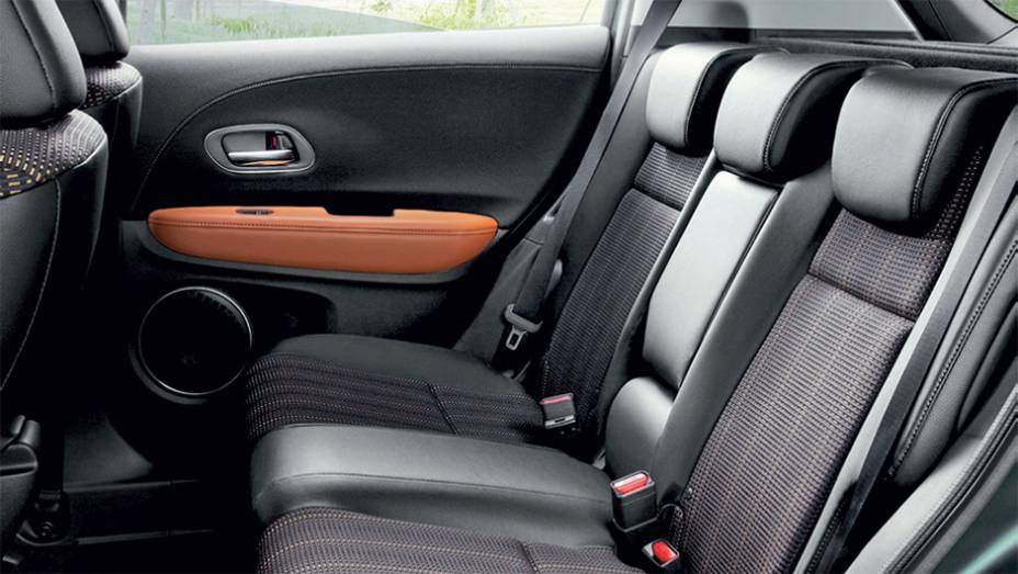 No banco de trás, três passageiros viajam com conforto | <a href="https://beta-develop.quatrorodas.abril.com.br/carros/impressoes/honda-hr-v-823521.shtml" target="_blank" rel="migration">Leia mais</a> No banco de trás, três passageiros viajam com conforto | <a href="https://beta-develop.quatrorodas.abril.com.br/carros/impressoes/honda-hr-v-823521.shtml" target="_blank" rel="migration">Leia mais</a>