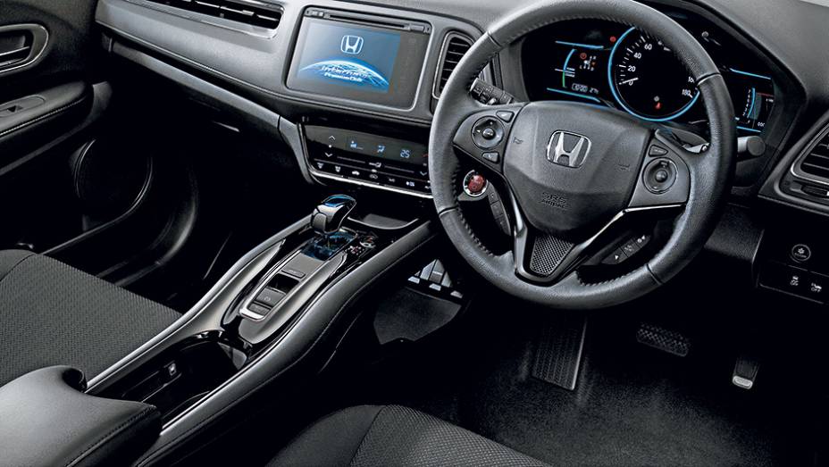 Painel da vers&atilde;o h&iacute;brida avaliada no Jap&atilde;o &eacute; o mais completo, mas n&atilde;o vem para c&aacute;. O console flutuante ser&aacute; mantido | <a href="https://beta-develop.quatrorodas.abril.com.br/carros/impressoes/honda-hr-v-823521.shtml" target="_blank" rel="migration">Leia mais</a>