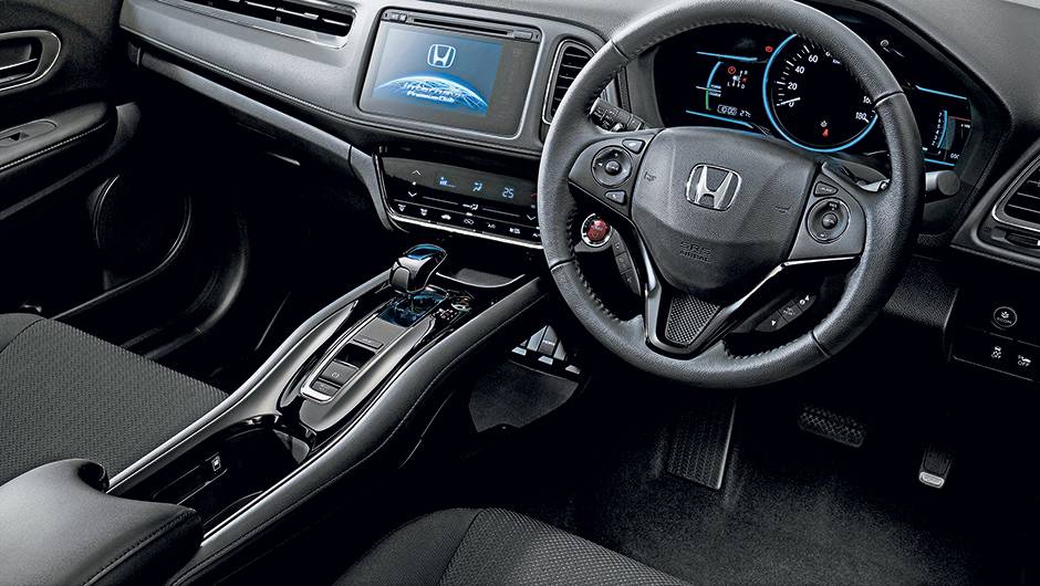 Painel da vers&atilde;o h&iacute;brida avaliada no Jap&atilde;o &eacute; o mais completo, mas n&atilde;o vem para c&aacute;. O console flutuante ser&aacute; mantido | <a href="https://beta-develop.quatrorodas.abril.com.br/carros/impressoes/honda-hr-v-823521.shtml" target="_blank" rel="migration">Leia mais</a>