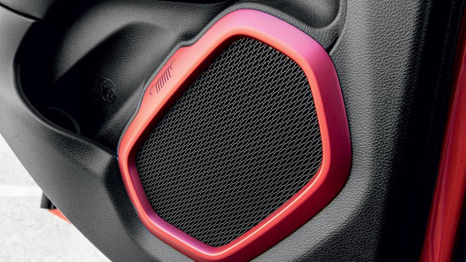 Marca est&aacute; gravada em baixo relevo | <a href="https://beta-develop.quatrorodas.abril.com.br/carros/impressoes/jeep-renegade-823470.shtml" target="_blank" rel="migration">Leia mais</a>