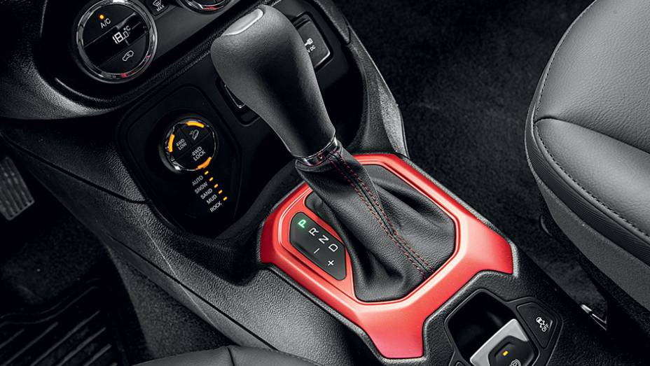 Vers&otilde;es mais caras ter&atilde;o freio de estacionamento el&eacute;trico | <a href="https://beta-develop.quatrorodas.abril.com.br/carros/impressoes/jeep-renegade-823470.shtml" target="_blank" rel="migration">Leia mais</a>