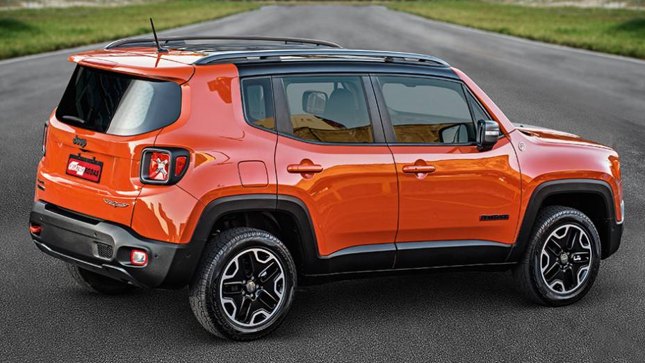 Marca não aderiu ao modismo do estepe preso no porta-malas | <a href="https://beta-develop.quatrorodas.abril.com.br/carros/impressoes/jeep-renegade-823470.shtml" target="_blank" rel="migration">Leia mais</a>