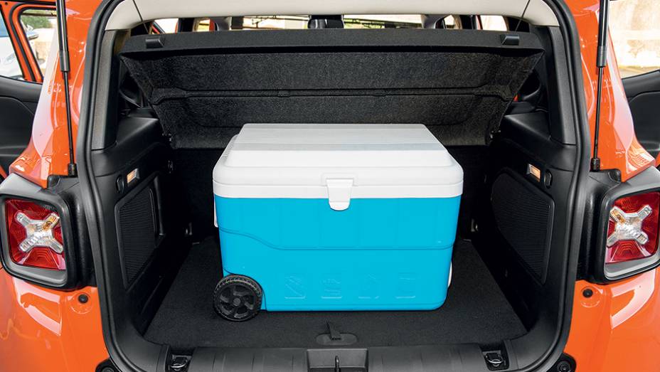 Bagageiro guarda duas lanternas recarreg&aacute;veis de s&eacute;rie | <a href="https://beta-develop.quatrorodas.abril.com.br/carros/impressoes/jeep-renegade-823470.shtml" target="_blank" rel="migration">Leia mais</a>