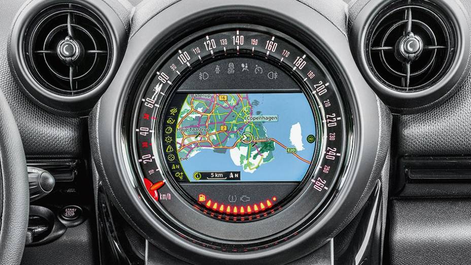 Velocímetro gigantesco no topo do console central virou assinatura da Mini | <a href="https://beta-develop.quatrorodas.abril.com.br/carros/impressoes/mini-countryman-822100.shtml" target="_blank" rel="migration">Leia mais</a> Velocímetro gigantesco no topo do console central virou assinatura da Mini | <a href="https://beta-develop.quatrorodas.abril.com.br/carros/impressoes/mini-countryman-822100.shtml" target="_blank" rel="migration">Leia mais</a>