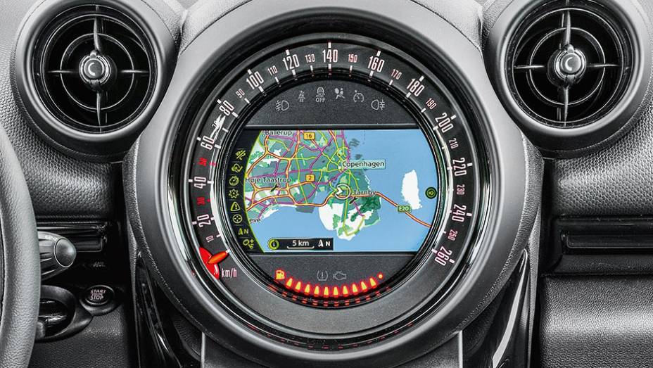 Velocímetro gigantesco no topo do console central virou assinatura da Mini | <a href="https://beta-develop.quatrorodas.abril.com.br/carros/impressoes/mini-countryman-822100.shtml" target="_blank" rel="migration">Leia mais</a>