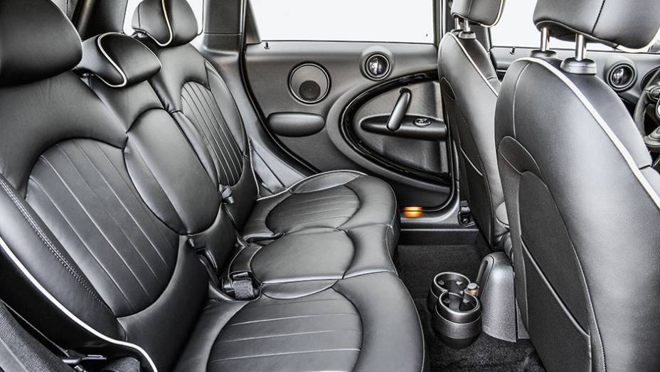 Porção central do banco é minúscula. Na traseira, com conforto, só quatro | <a href="https://beta-develop.quatrorodas.abril.com.br/carros/impressoes/mini-countryman-822100.shtml" target="_blank" rel="migration">Leia mais</a> Porção central do banco é minúscula. Na traseira, com conforto, só quatro | <a href="https://beta-develop.quatrorodas.abril.com.br/carros/impressoes/mini-countryman-822100.shtml" target="_blank" rel="migration">Leia mais</a>