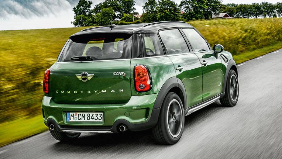 Degrau abaixo da linha envidraçada confere um estilo robusto | <a href="https://beta-develop.quatrorodas.abril.com.br/carros/impressoes/mini-countryman-822100.shtml" target="_blank" rel="migration">Leia mais</a>