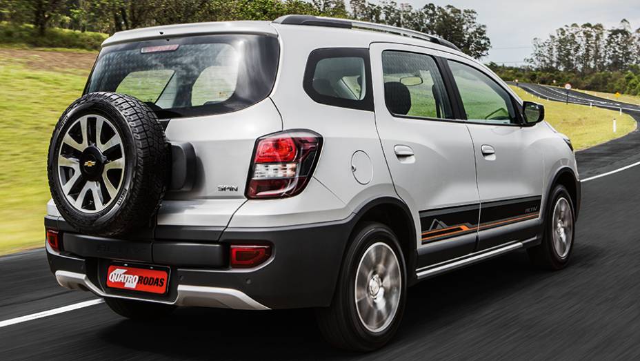 Caixas de roda trazem apliques de plástico | <a href="https://beta-develop.quatrorodas.abril.com.br/carros/testes/chevrolet-spin-activ-824061.shtml" target="_blank" rel="migration">Leia mais</a> Caixas de roda trazem apliques de plástico | <a href="https://beta-develop.quatrorodas.abril.com.br/carros/testes/chevrolet-spin-activ-824061.shtml" target="_blank" rel="migration">Leia mais</a>