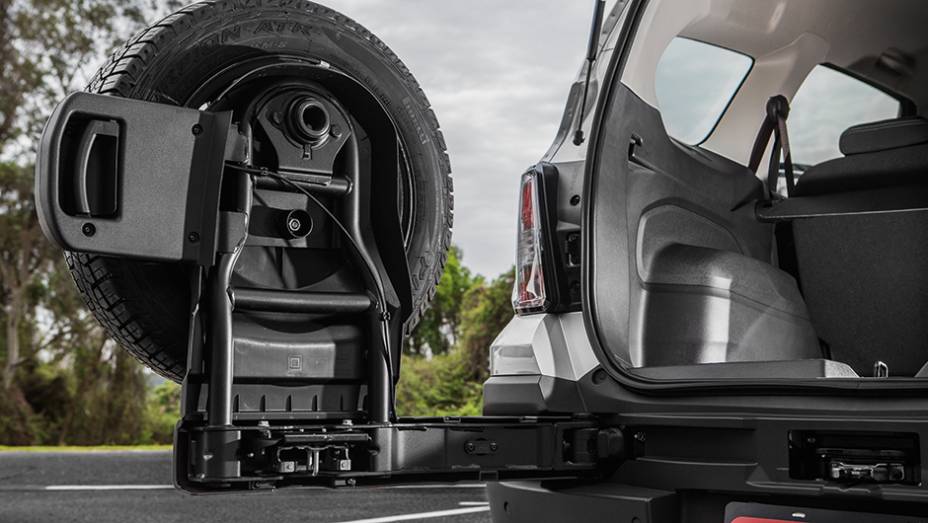 Suporte do estepe embutido no para-choque | <a href="https://beta-develop.quatrorodas.abril.com.br/carros/testes/chevrolet-spin-activ-824061.shtml" target="_blank" rel="migration">Leia mais</a> Suporte do estepe embutido no para-choque | <a href="https://beta-develop.quatrorodas.abril.com.br/carros/testes/chevrolet-spin-activ-824061.shtml" target="_blank" rel="migration">Leia mais</a>