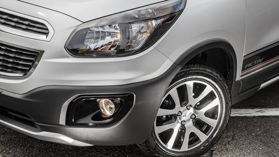 Faróis são escurecidos | <a href="https://beta-develop.quatrorodas.abril.com.br/carros/testes/chevrolet-spin-activ-824061.shtml" target="_blank" rel="migration">Leia mais</a> Faróis são escurecidos | <a href="https://beta-develop.quatrorodas.abril.com.br/carros/testes/chevrolet-spin-activ-824061.shtml" target="_blank" rel="migration">Leia mais</a>