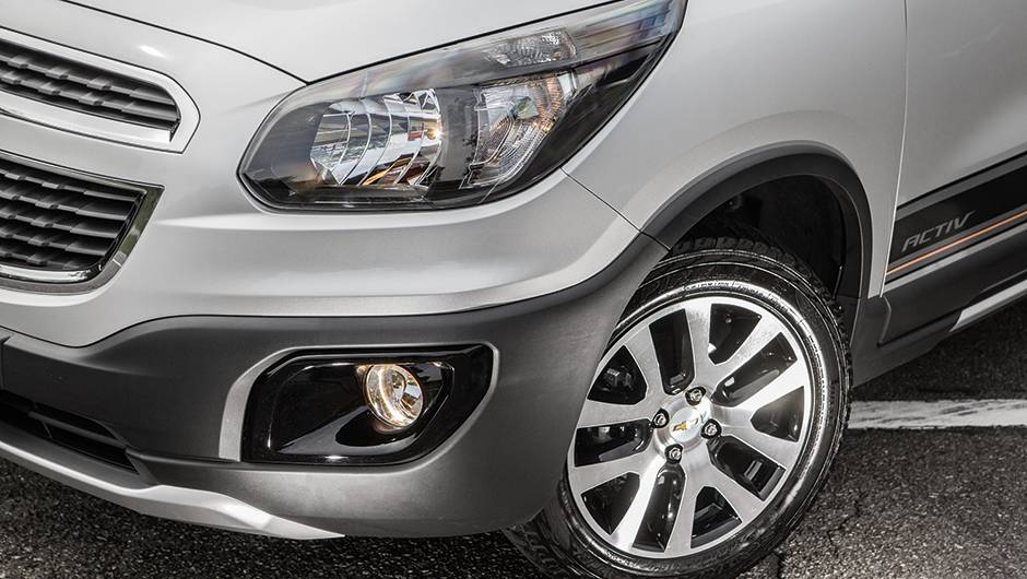 Faróis são escurecidos | <a href="https://beta-develop.quatrorodas.abril.com.br/carros/testes/chevrolet-spin-activ-824061.shtml" target="_blank" rel="migration">Leia mais</a> Faróis são escurecidos | <a href="https://beta-develop.quatrorodas.abril.com.br/carros/testes/chevrolet-spin-activ-824061.shtml" target="_blank" rel="migration">Leia mais</a>