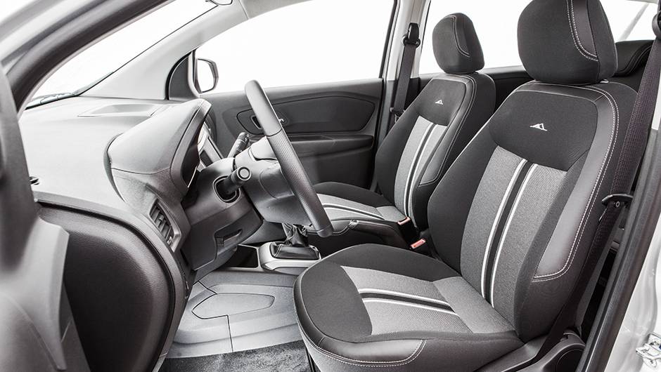 Bancos receberam padronagem pr&oacute;pria, mesclando tecido e imita&ccedil;&atilde;o de couro | <a href="https://beta-develop.quatrorodas.abril.com.br/carros/testes/chevrolet-spin-activ-824061.shtml" target="_blank" rel="migration">Leia mais</a>