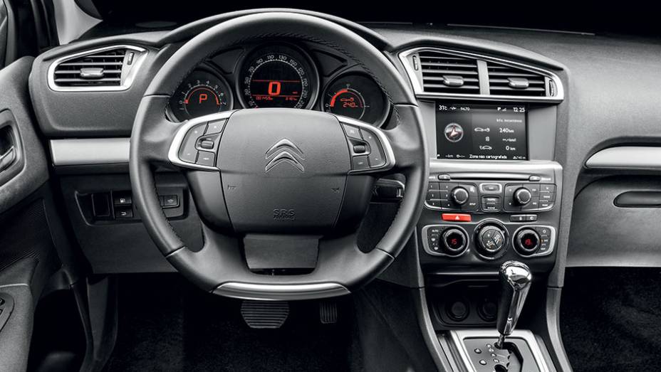 Interior sem novidades. Mudan&ccedil;a s&oacute; sob o cap&ocirc; | <a href="https://beta-develop.quatrorodas.abril.com.br/carros/testes/citroen-c4-thp-flex-829221.shtml" rel="migration">Leia mais</a>