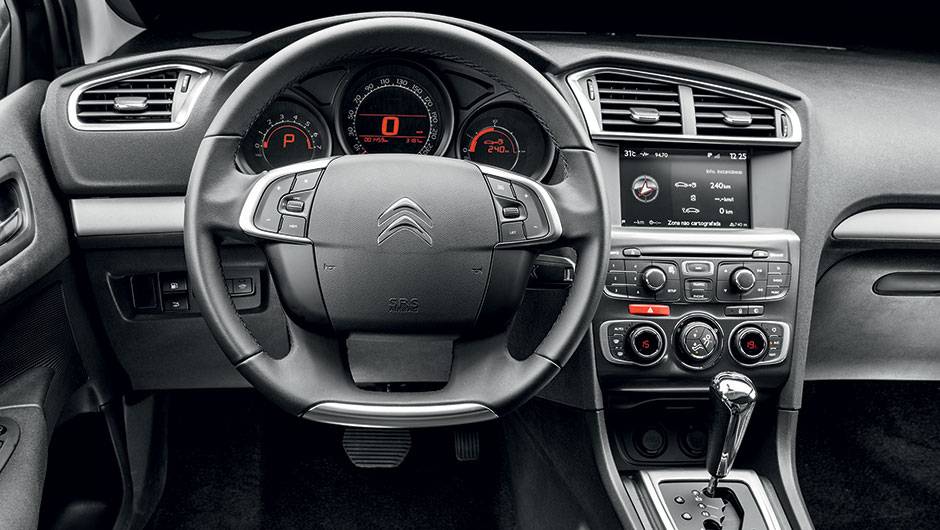 Interior sem novidades. Mudan&ccedil;a s&oacute; sob o cap&ocirc; | <a href="https://beta-develop.quatrorodas.abril.com.br/carros/testes/citroen-c4-thp-flex-829221.shtml" rel="migration">Leia mais</a>