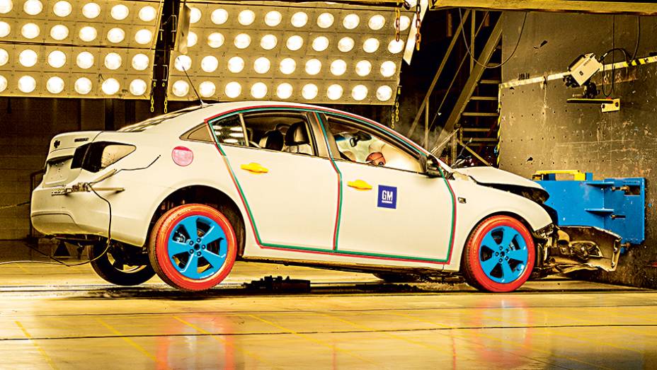 Sob o ch&atilde;o, h&aacute; um motor el&eacute;trico que puxa o carro para o impacto e pode atingir at&eacute; 100 km/h
