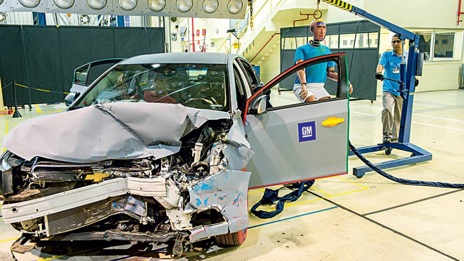 Ap&oacute;s o impacto, o carro &eacute; desmontado e cada pe&ccedil;a &eacute; avaliada. O dummy &eacute; retirado por uma grua para n&atilde;o danificar sua pintura e os sensores instalados