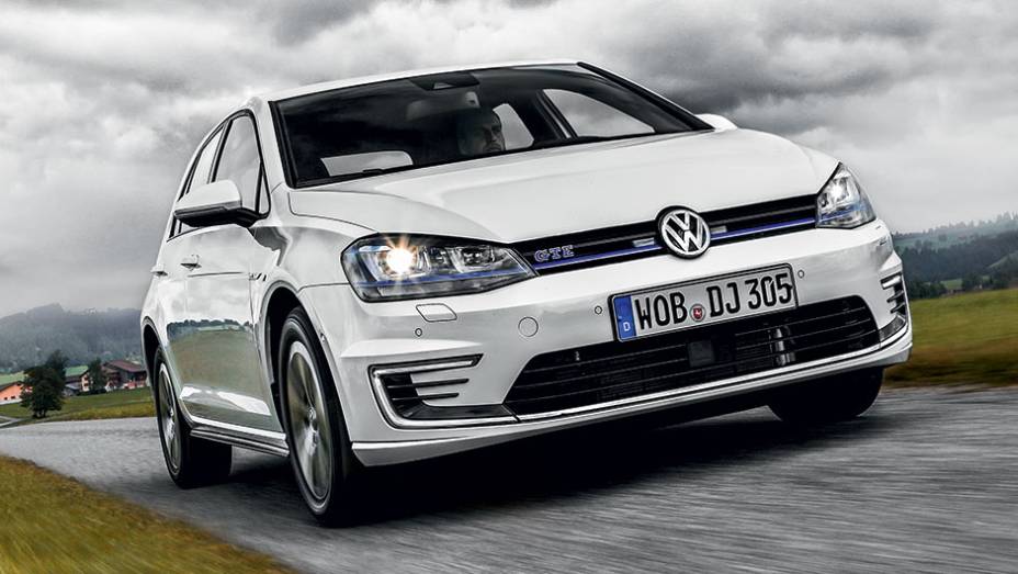 Fileira azul na dianteira e luzes de leds sob os faróis: a cara do GTE | <a href="https://beta-develop.quatrorodas.abril.com.br/carros/impressoes/volkswagen-golf-gte-835220.shtml" target="_blank" rel="migration">Leia mais</a>