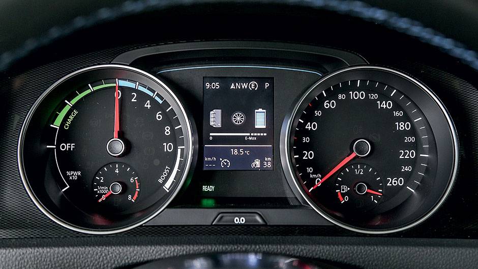 Mostrador à esquerda indica o tipo de energia em uso e, no meio, o nível da carga | <a href="https://beta-develop.quatrorodas.abril.com.br/carros/impressoes/volkswagen-golf-gte-835220.shtml" target="_blank" rel="migration">Leia mais</a> Mostrador à esquerda indica o tipo de energia em uso e, no meio, o nível da carga | <a href="https://beta-develop.quatrorodas.abril.com.br/carros/impressoes/volkswagen-golf-gte-835220.shtml" target="_blank" rel="migration">Leia mais</a>