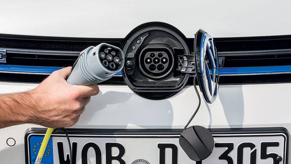 O ponto de recarga fica atrás do logotipo dianteiro da Volks | <a href="https://beta-develop.quatrorodas.abril.com.br/carros/impressoes/volkswagen-golf-gte-835220.shtml" target="_blank" rel="migration">Leia mais</a> O ponto de recarga fica atrás do logotipo dianteiro da Volks | <a href="https://beta-develop.quatrorodas.abril.com.br/carros/impressoes/volkswagen-golf-gte-835220.shtml" target="_blank" rel="migration">Leia mais</a>