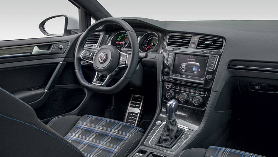 O espaço interno é o mesmo do Golf tradicional, exceto pelo porta-malas | <a href="https://beta-develop.quatrorodas.abril.com.br/carros/impressoes/volkswagen-golf-gte-835220.shtml" target="_blank" rel="migration">Leia mais</a>