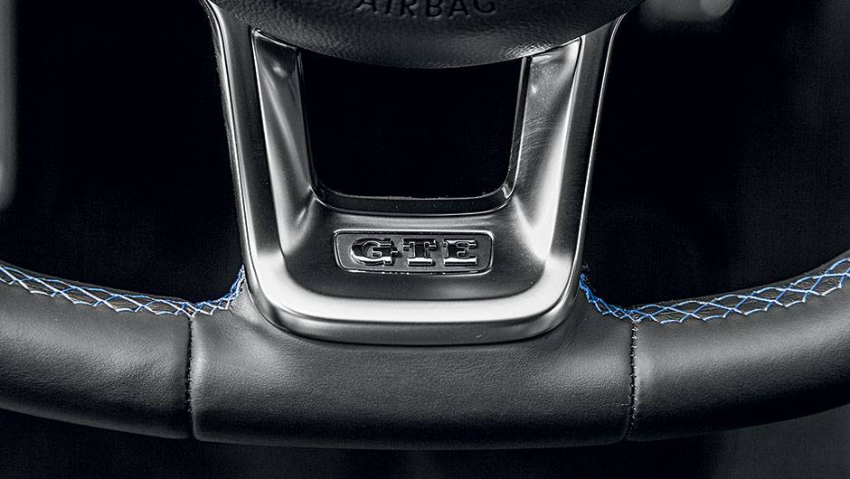 No volante, a prova de que ele é diferente | <a href="https://beta-develop.quatrorodas.abril.com.br/carros/impressoes/volkswagen-golf-gte-835220.shtml" target="_blank" rel="migration">Leia mais</a> No volante, a prova de que ele é diferente | <a href="https://beta-develop.quatrorodas.abril.com.br/carros/impressoes/volkswagen-golf-gte-835220.shtml" target="_blank" rel="migration">Leia mais</a>