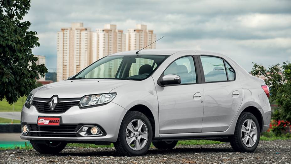 Roda de liga e farol de milha s&atilde;o da vers&atilde;o Dynamique | <a href="https://beta-develop.quatrorodas.abril.com.br/carros/testes/renault-logan-836500.shtml" target="_blank" rel="migration">Leia mais</a>
