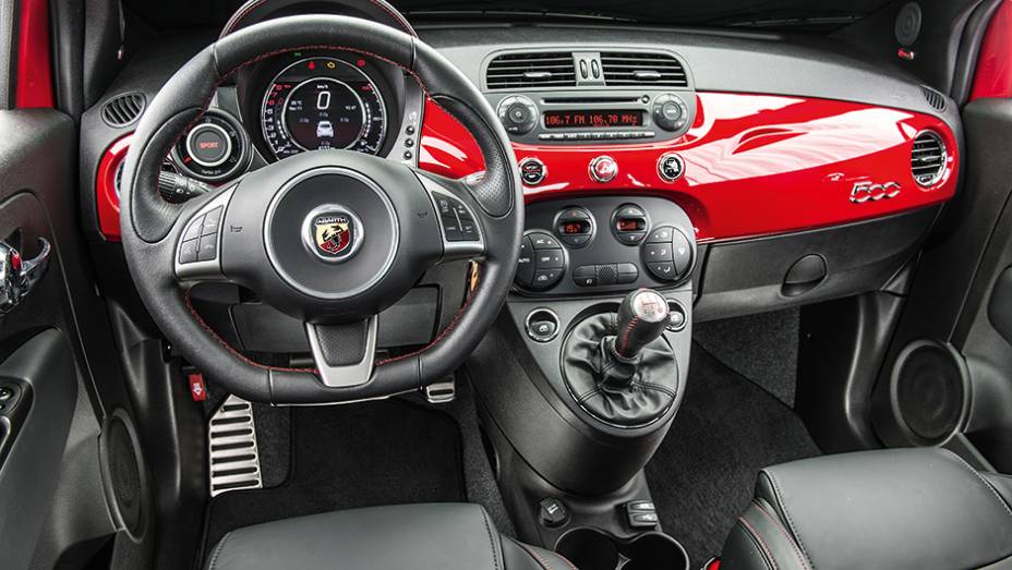 No 500 Abarth, o painel ganhou um mostrador satélite que informa a pressão do turbocompressor | <a href="https://beta-develop.quatrorodas.abril.com.br/carros/comparativos/comparativo-esportivos-841704.shtml" target="_blank" rel="migration">Leia mais</a>