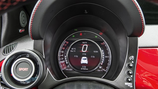 Visor configur&aacute;vel informa a for&ccedil;a G | <a href="https://beta-develop.quatrorodas.abril.com.br/carros/comparativos/comparativo-esportivos-841704.shtml" target="_blank" rel="migration">Leia mais</a>