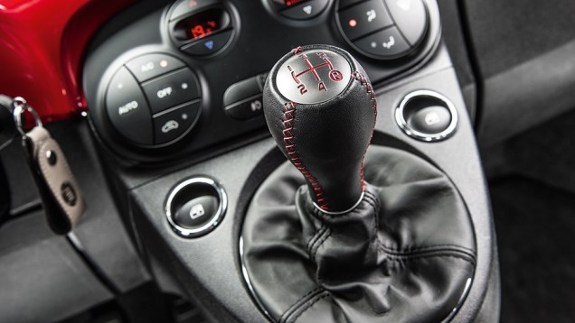 Transmissão tem cinco marchas | <a href="https://beta-develop.quatrorodas.abril.com.br/carros/comparativos/comparativo-esportivos-841704.shtml" target="_blank" rel="migration">Leia mais</a> Transmissão tem cinco marchas | <a href="https://beta-develop.quatrorodas.abril.com.br/carros/comparativos/comparativo-esportivos-841704.shtml" target="_blank" rel="migration">Leia mais</a>
