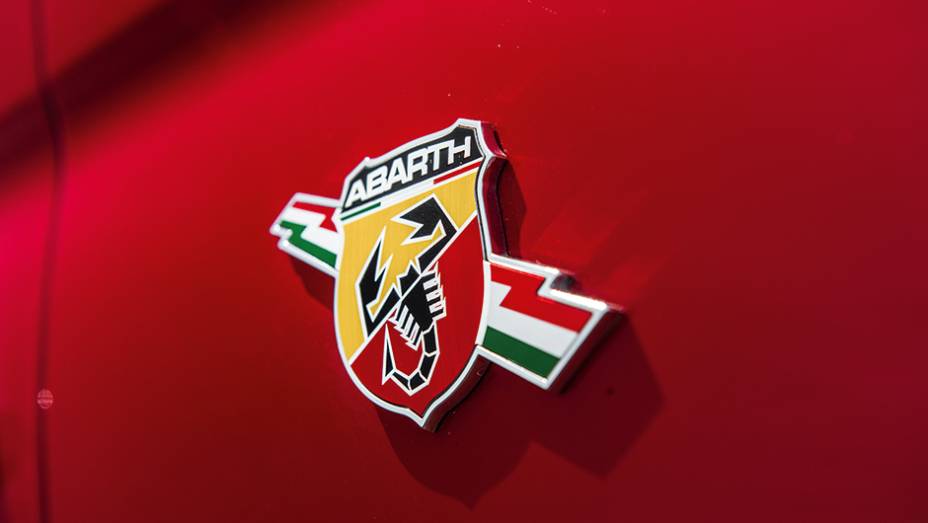 Escorpião da Abarth vai na lateral da carroceria | <a href="https://beta-develop.quatrorodas.abril.com.br/carros/comparativos/comparativo-esportivos-841704.shtml" target="_blank" rel="migration">Leia mais</a>