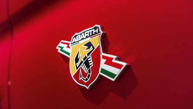 Escorpi&atilde;o da Abarth vai na lateral da carroceria | <a href="https://beta-develop.quatrorodas.abril.com.br/carros/comparativos/comparativo-esportivos-841704.shtml" target="_blank" rel="migration">Leia mais</a>