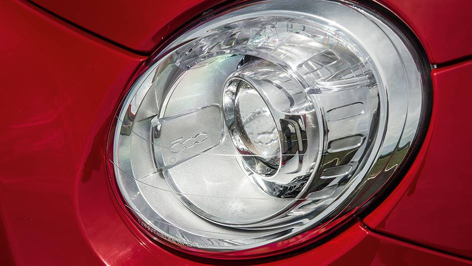 Farol tem ajuste autom&aacute;tico do facho | <a href="https://beta-develop.quatrorodas.abril.com.br/carros/comparativos/comparativo-esportivos-841704.shtml" target="_blank" rel="migration">Leia mais</a>