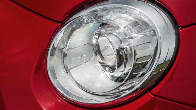 Farol tem ajuste autom&aacute;tico do facho | <a href="https://beta-develop.quatrorodas.abril.com.br/carros/comparativos/comparativo-esportivos-841704.shtml" target="_blank" rel="migration">Leia mais</a>