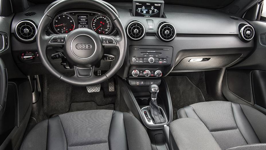 Equipamentos como central multimídia e ar-condicionado automático são vendidos como itens opcionais | <a href="https://beta-develop.quatrorodas.abril.com.br/carros/comparativos/comparativo-esportivos-841704.shtml" target="_blank" rel="migration">Leia mais</a> Equipamentos como central multimídia e ar-condicionado automático são vendidos como itens opcionais | <a href="https://beta-develop.quatrorodas.abril.com.br/carros/comparativos/comparativo-esportivos-841704.shtml" target="_blank" rel="migration">Leia mais</a>