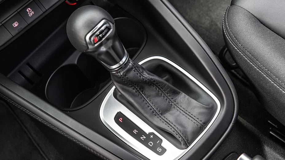 Câmbio de sete marchas | <a href="https://beta-develop.quatrorodas.abril.com.br/carros/comparativos/comparativo-esportivos-841704.shtml" target="_blank" rel="migration">Leia mais</a> Câmbio de sete marchas | <a href="https://beta-develop.quatrorodas.abril.com.br/carros/comparativos/comparativo-esportivos-841704.shtml" target="_blank" rel="migration">Leia mais</a>