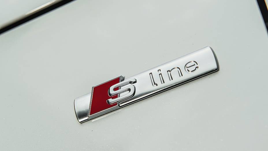Selo S line identifica as versões esportivas da Audi | <a href="https://beta-develop.quatrorodas.abril.com.br/carros/comparativos/comparativo-esportivos-841704.shtml" target="_blank" rel="migration">Leia mais</a> Selo S line identifica as versões esportivas da Audi | <a href="https://beta-develop.quatrorodas.abril.com.br/carros/comparativos/comparativo-esportivos-841704.shtml" target="_blank" rel="migration">Leia mais</a>