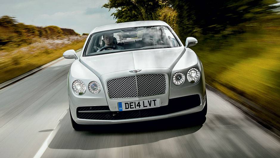 Em vez do motor W12 de 625 cv, este Spur trazum V8 4.0 turbo | <a href="https://beta-develop.quatrorodas.abril.com.br/carros/impressoes/bentley-flying-spur-840620.shtml" target="_blank" rel="migration">Leia mais</a> Em vez do motor W12 de 625 cv, este Spur trazum V8 4.0 turbo | <a href="https://beta-develop.quatrorodas.abril.com.br/carros/impressoes/bentley-flying-spur-840620.shtml" target="_blank" rel="migration">Leia mais</a>